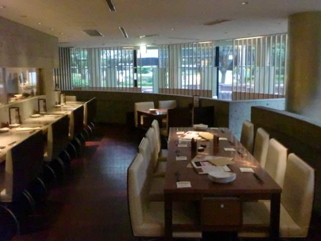 白い椅子とブラウンのテーブルで清潔感のある内観