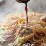 焼きそば　870円～
コシが強い太めの「生麺」。