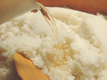 《お米へのこだわり》
江戸時代から続く九段下の大丸屋米店から新潟県魚沼産コシヒカリを仕入れている。製法にもこだわりがあり、一年乾燥させて新米と古米をブレンドしている。
《シャリへのこだわり》他では真似できない程の塩と赤酢の効いた主張の強い握りとそれに負けない手当を施したネタを融合している。