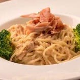 生パスタを使用したサーモンのクリームパスタ（Ｍサイズのみ）