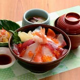 海鮮丼ランチセット（海鮮丼・茶碗蒸し・小鉢・味噌汁）