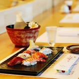 清々しい雰囲気の寿司カウンター席。割烹料理もお楽しみいただけます