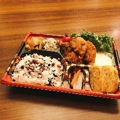 雑穀ご飯とおかずたっぷりタルタルチキン南蛮弁当