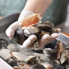 名物！いろいろ貝のつかみ取り。酒蒸しの後は絶品リゾットで〆