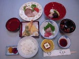 付出し・刺身・煮物・洋風小鉢・天ぷら・ご飯・味噌汁・漬物