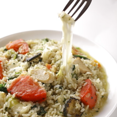 Risotteria.GAKU hiragishi_フレッシュトマトとステッペンチーズとバジルのリゾット