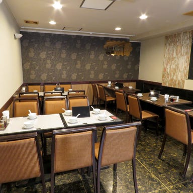100円小皿料理と小龍包とオーダー式食べ放題 黄山飯店  店内の画像