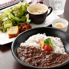 ランチは特製スープ・サラダ付1300円～とリーズナブル