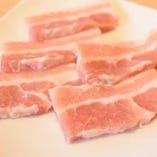 豚カルビ(2680円コース～)　赤身率の高い『アルティッシモリバサム』の豚バラ。アルティシモは「最上級」の意。太陽の国スペインから届いたポークです。