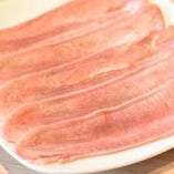 タン(2680円コース～)　国産の豚肉を厳選。当店は、ウインナー等以外は、インジェクション(結着成型肉）は使用をしません。そのためタンを輪切りにすると小さくなるため、また、タン全体の食感を1枚に詰め込んでご提供するため、このようにスライスしております。
