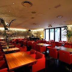 オリエンタルホテル広島_ビビットな赤いソファがスタイリッシュな【ニューヨークカフェ】