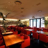 1F　ニューヨークカフェ（40名ぐらいで貸切相談可能。レストランウエディングや2次会パーティーに人気です）