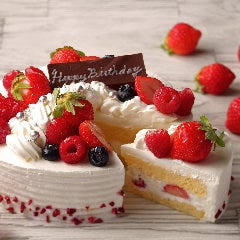 オリエンタルホテル広島_パティシエ特製のホールケーキをご用意できます。4日前までの予約で、テイクアウトも可能（1Fショップで受渡しいたします）
