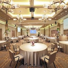 オリエンタルホテル広島_最大300名様までご利用できる宴会場「オリエンタルボールルーム」をはじめ会議や会合にふさわしい落ち着いた小宴会場まで、さまざまなニーズにお応えする宴会場を各種ご用意しております。シーンに合わせてご提案いたします。
