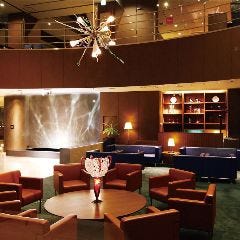 オリエンタルホテル広島_ロビーに備えたライブラリー、館内のあちこちに飾られたアート作品は待ち合わせの時間にも華を添えます。
アーバンラグジュアリーな時間をホテルに入った瞬間から味わえる、オリエンタルホテル広島だけの特別なおもてなしです。
