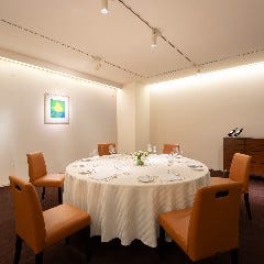 オリエンタルホテル広島_白を基調とした吹き抜けのある広々とした【OZAWA】