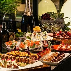 オリエンタルホテル広島_ビビットな赤いソファがスタイリッシュな【ニューヨークカフェ】