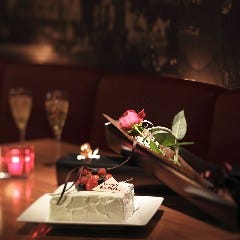 オリエンタルホテル広島_ビビットな赤いソファがスタイリッシュな【ニューヨークカフェ】
