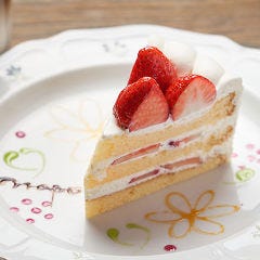 パティスリースタッフが作るこだわりの自家製ケーキも人気
