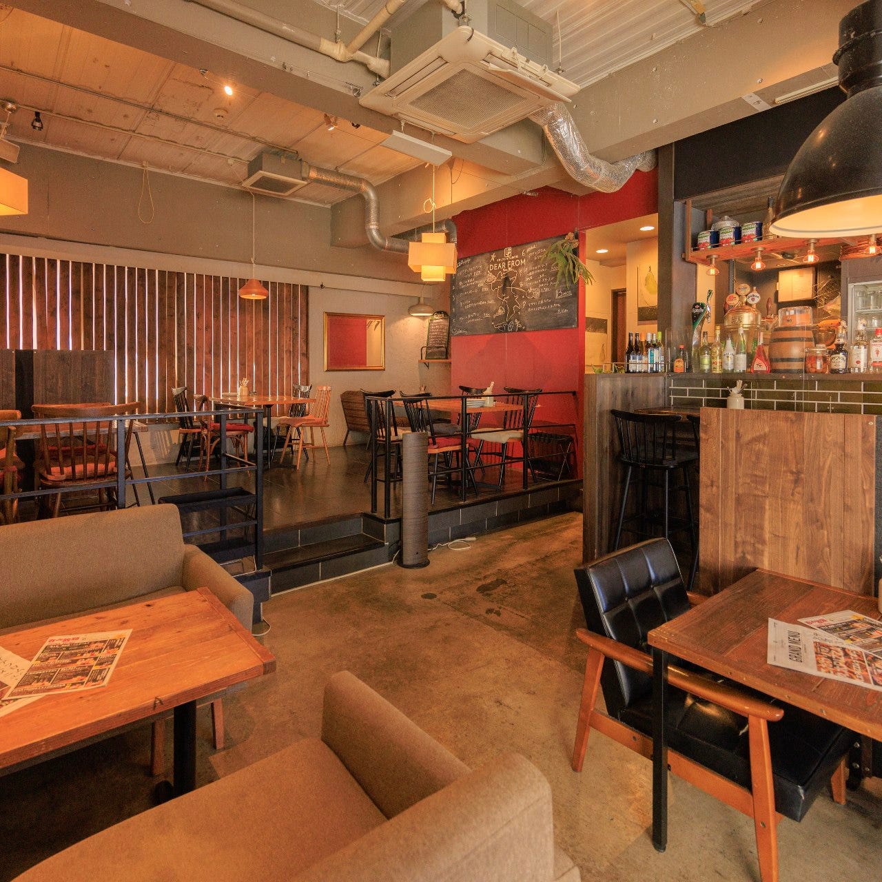 ウッド調のおしゃれなインテリアが魅力の店内