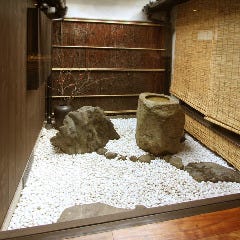 空を描くかのようなミニマムな世界。 季節の花が添えられる