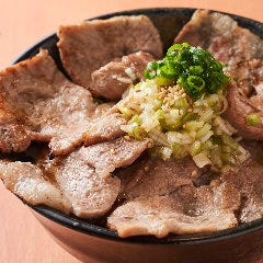 炭火焼豚丼(塩たれ)