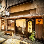 趣のある石畳の路地。風情たっぷりの法善寺横丁♪