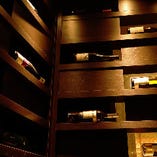 ワインの貯蔵庫をイメージして設計されたエレガントな空間