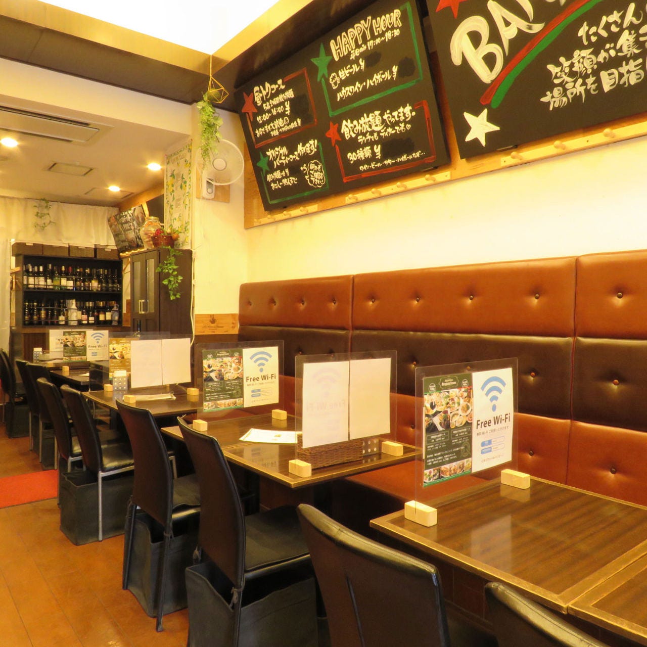 赤と茶色のソファーがあるイタリアンバルバンビーノ センター南店の店内