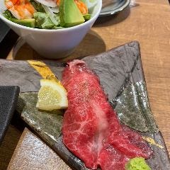 お一人様のサラダや肉寿司のイメージです