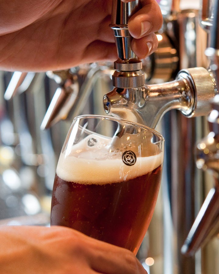 ビアサーバーからビールを注いでいる様子