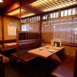 1Fのお席では、先斗町の賑わいを眺めながらお食事ができます