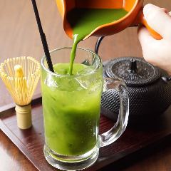 お茶を点てて完成する 八女抹茶サワー
