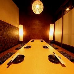 博多炙り炉端『もつ焼き』ぷりと甘みの厳選した国産牛を使用。