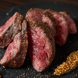 A5ランク黒毛和牛赤味肉のステーキは、食べ応え抜群。