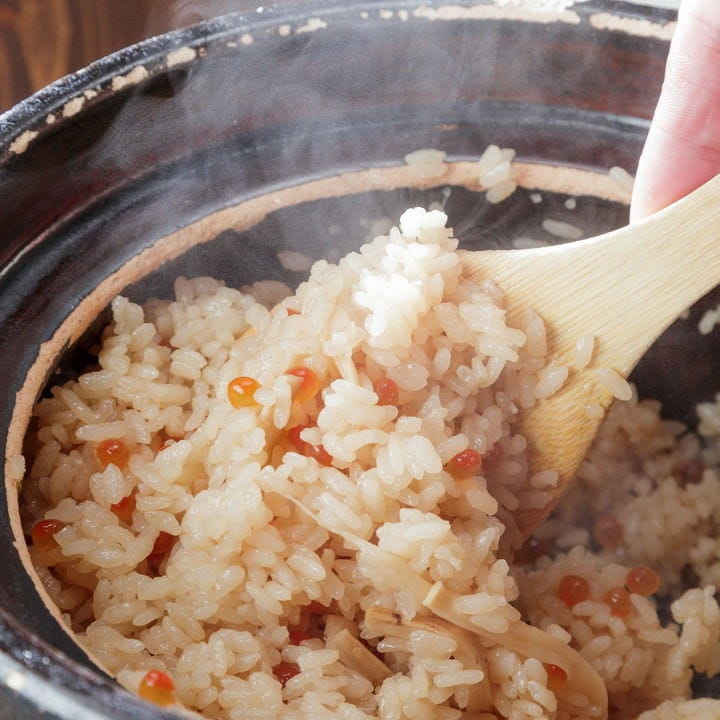 季節素材と地元産のお米をふっくらと炊き上げた名物土鍋ごはん。