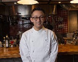 古川料理長のモットーは「ジャンルにとらわれず美味しいものを作り続けて行くことと、パフォーマンスでもお客様に楽しんでもらうこと」
