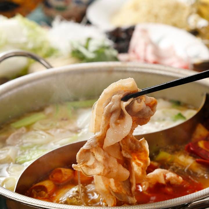 スパイスが効いた赤いスープと漢方を入れたさっぱり白スープが絶品の二色火鍋の詳細 扇子 The Chinois 小山 下野 中華料理 ぐるなび
