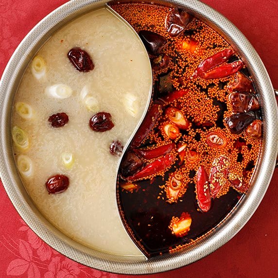 スパイスが効いた赤いスープと漢方を入れたさっぱり白スープが絶品の二色火鍋の詳細 扇子 The Chinois 小山 下野 中華料理 ぐるなび