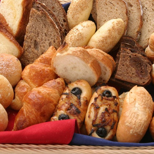 クロワッサンやバゲットのほか、ゴマをまぶしたパンや黒いオリーブを飾ったパン