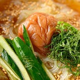 【さっぱり感】
「梅しそ冷麺」は焼肉に合う人気メニュー