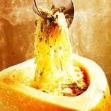 チーズの器で仕上げるポルチーニクリームパスタ