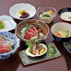 自慢の炭火焼鰹のたたきや、旬の食材をお楽しみいただける会席
