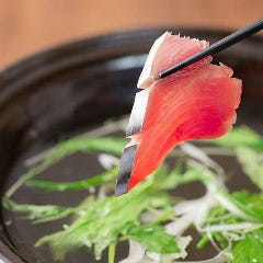出汁に初鰹やカニ、海老をくぐらせる贅沢な土佐しゃぶが人気です
