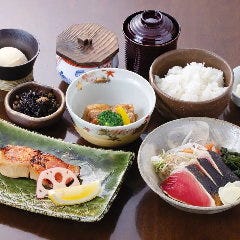 名物"鰹のたたき"や一品料理が味わえる平日ランチ限定の御膳