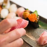 【自慢のお寿司】
鮮度抜群の良質な旬魚をお寿司で贅沢に味わう