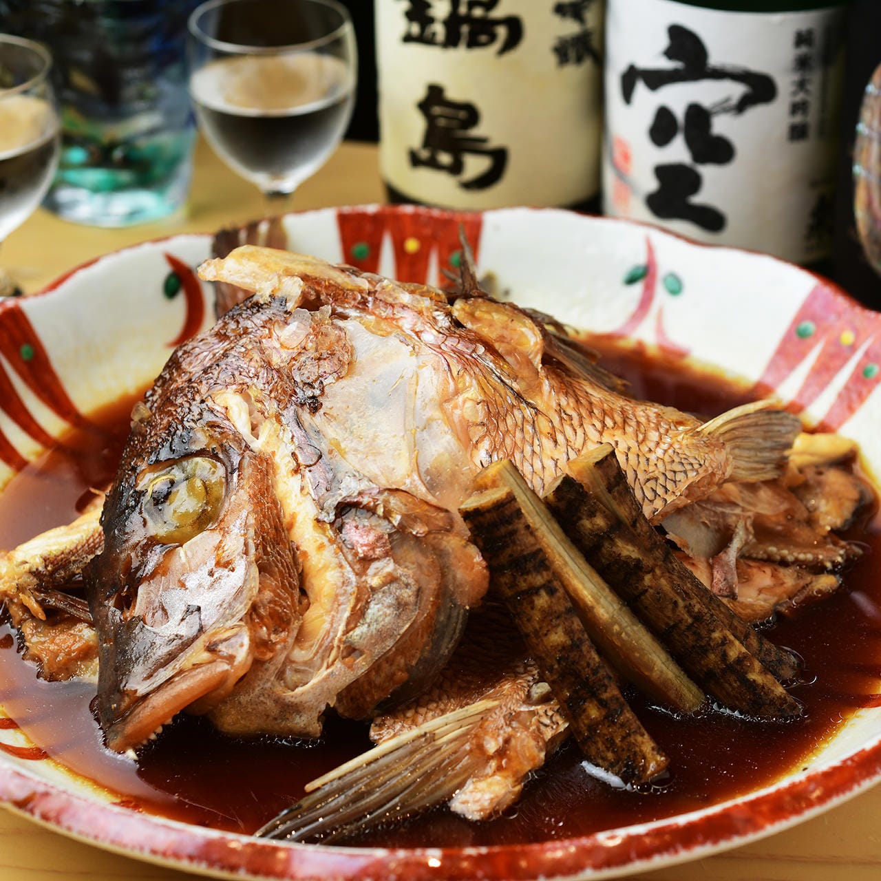 焼き魚や煮物、干物など、日本酒に合う逸品も取り揃えております
