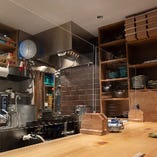 厨房とカウンターの間にはアクリル板を設置し、飛沫感染防止も心掛けています。