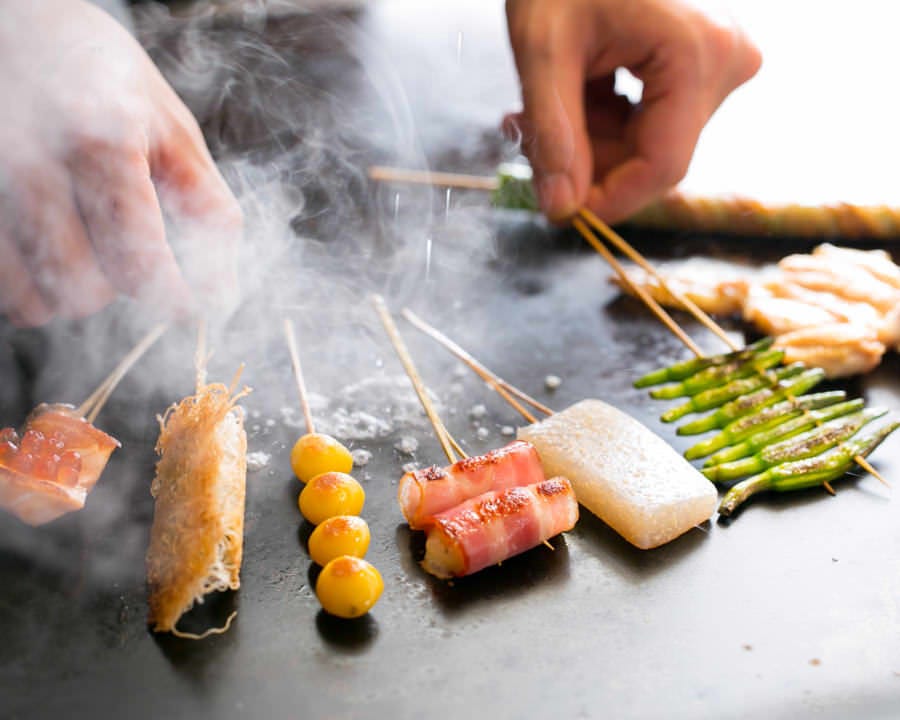 道頓堀のおすすめランチ『鉄板神社 道頓堀店』の串焼き