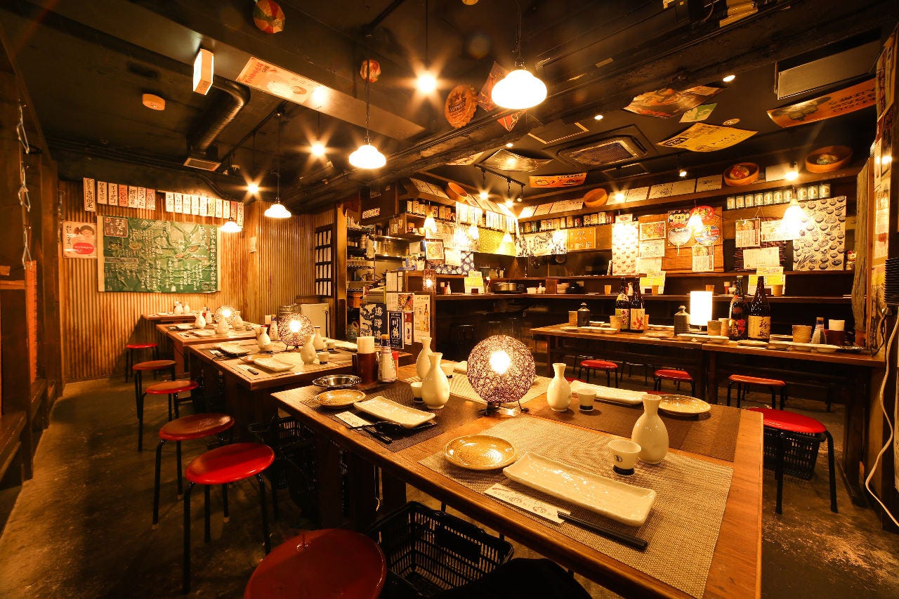 釜焼鳥本舗 おやひなや 西新宿店の店内